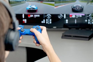 Orenburg, Rusya, 19 Haziran 2020. Sony Playstation 4. Büyük gerçekçilik sporu. Ergen, kulaklık, joystick ve oyun konsoluyla bilgisayar oyunu oynuyor..