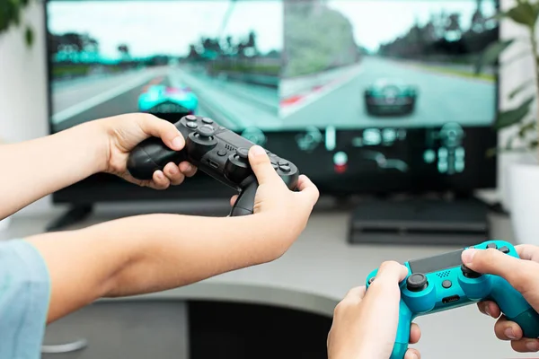 Adolescente Niño Línea Juega Juego Ordenador Con Auriculares Joystick Consola —  Fotos de Stock