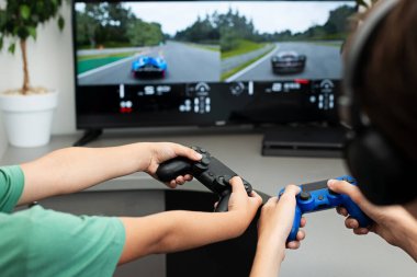 Orenburg, Rusya, 19 Haziran 2020. Sony Playstation 4. Büyük gerçekçilik sporu. Ergen, kulaklık, joystick ve oyun konsoluyla bilgisayar oyunu oynuyor..