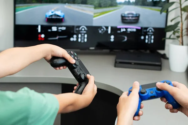 Adolescente Niño Línea Juega Juego Ordenador Con Auriculares Joystick Consola —  Fotos de Stock