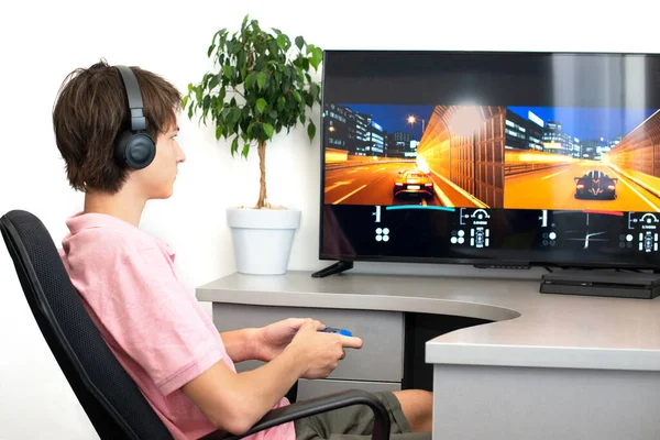 Tonårspojken Online Spelar Ett Dataspel Med Hörlurar Och Joystick Spelkonsol — Stockfoto