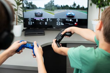 Orenburg, Rusya, 19 Haziran 2020. Sony Playstation 4. Büyük gerçekçilik sporu. Ergen, kulaklık, joystick ve oyun konsoluyla bilgisayar oyunu oynuyor..