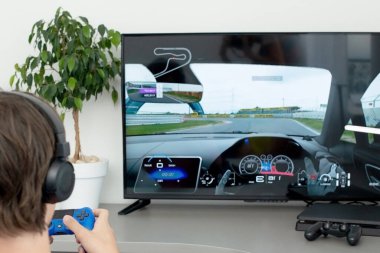 Orenburg, Rusya, 19 Haziran 2020. Sony Playstation 4. Büyük gerçekçilik sporu. Ergen, kulaklık, joystick ve oyun konsoluyla bilgisayar oyunu oynuyor..