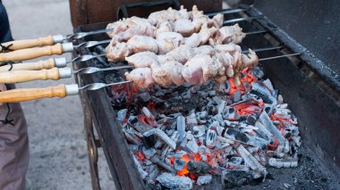 Kömürde et pişirmek. Yakacak odunlu barbekü