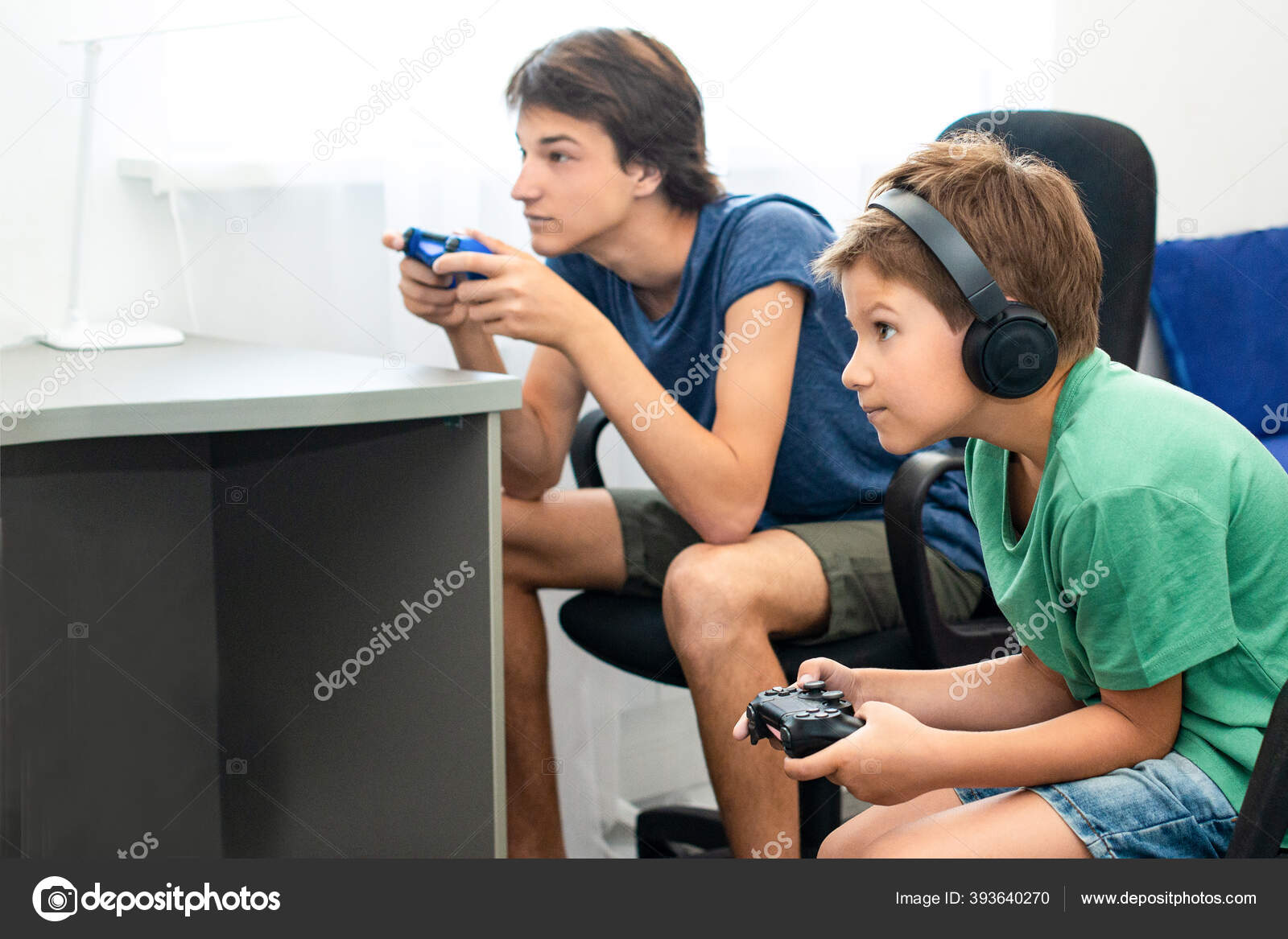 Os meninos estão jogando jogos através de jogos virtuais