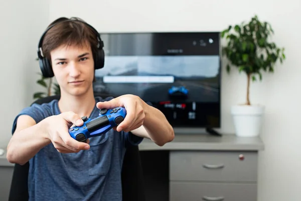 Adolescente Menino Online Joga Jogo Computador Com Fones Ouvido Joystick — Fotografia de Stock