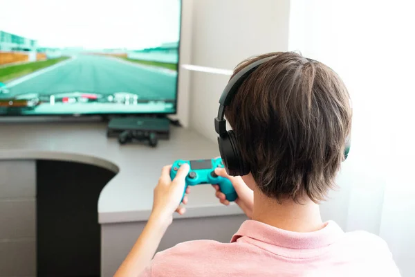 Adolescent Garçon Ligne Joue Jeu Ordinateur Avec Casque Joystick Console — Photo