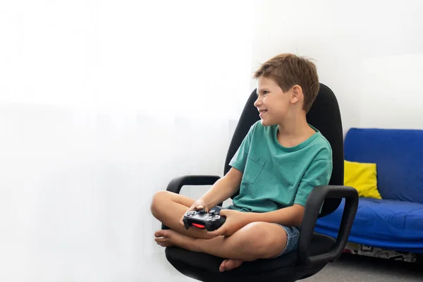 Adolescente Niño Línea Juega Juego Ordenador Con Auriculares Joystick Consola —  Fotos de Stock