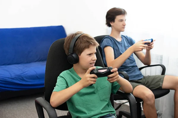 Adolescente Menino Online Joga Jogo Computador Com Fones Ouvido Joystick — Fotografia de Stock