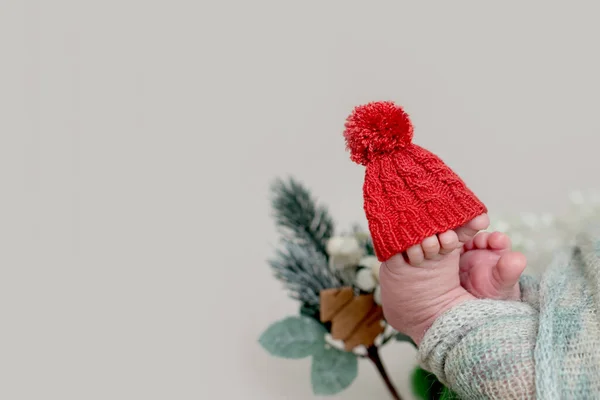 Neugeborene Babyfüße mit Weihnachtsdekoration. Baum zum neuen Jahr 2021 — Stockfoto