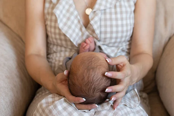 Mamá Sostiene Mano Bebé Recién Nacido Amor Ternura Día Las —  Fotos de Stock