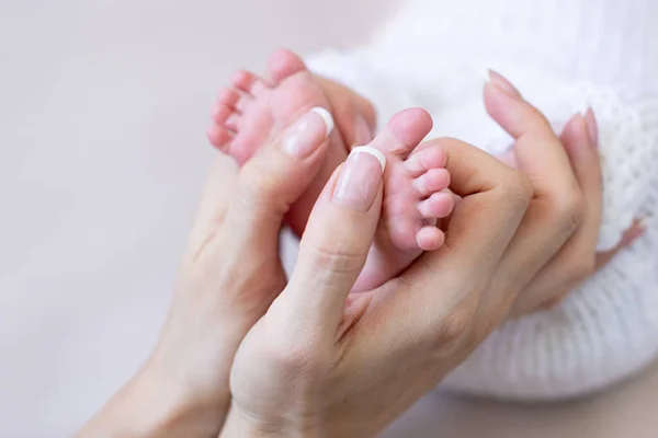 Pés Recém Nascidos Conceito Dia Mãe Maternidade Foco Seletivo — Fotografia de Stock