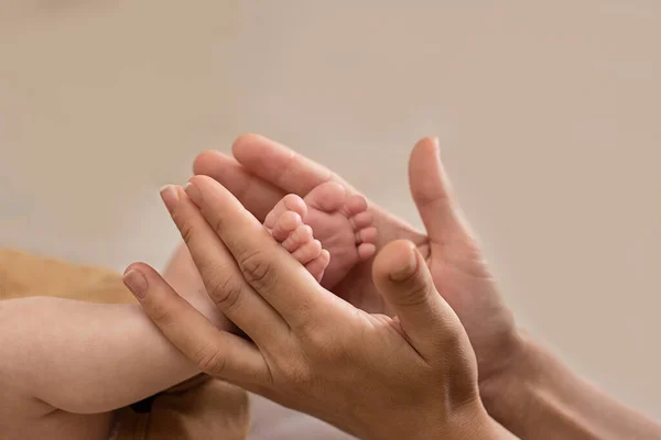 Neugeborene Babyfüße Muttertagskonzept Selektiver Fokus — Stockfoto