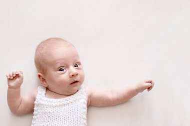 Beyaz arka planda erkek bebek. Komik yeni doğan bebek. Ayır, kopyala uzayı. yakın plan portre.