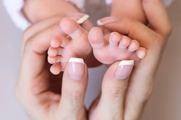 Neugeborene Babyfüße Muttertagskonzept Selektiver Fokus — Stockfoto