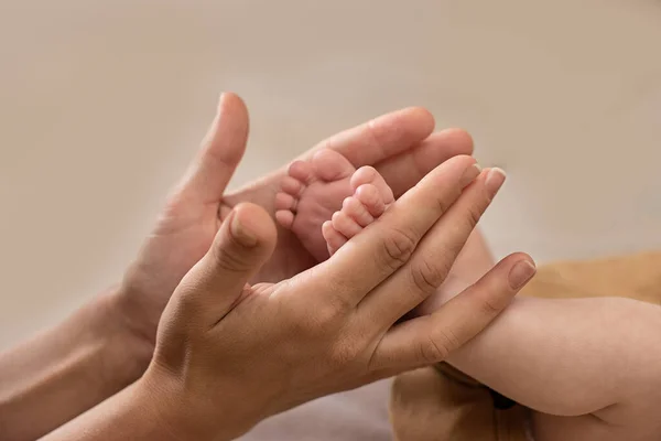 Neugeborene Babyfüße Muttertagskonzept Selektiver Fokus — Stockfoto