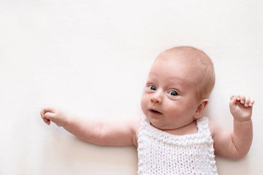 Beyaz arka planda erkek bebek. Komik yeni doğan bebek. Ayır, kopyala uzayı. yakın plan portre.