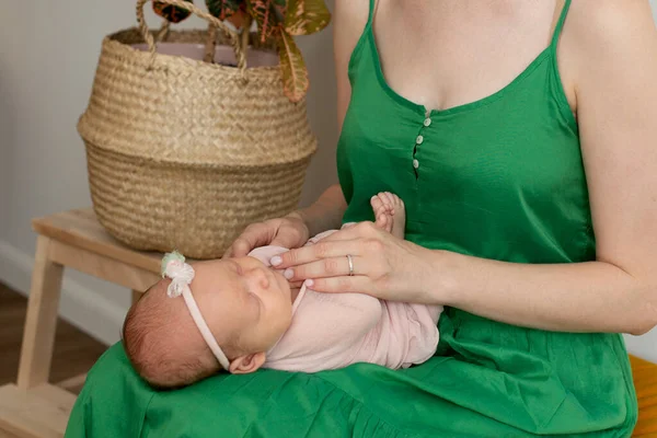 Mam Houdt Hand Vast Van Een Pasgeboren Baby Liefde Tederheid — Stockfoto