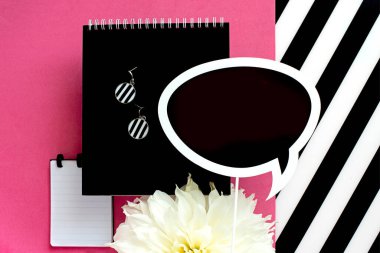 Beyaz ve siyah çizgili kağıtlarla dolu kadınsı ofis çalışma alanı. Fotokopi alanı olan üst görünüm, düz. Büyük beyaz çiçekli iş konsepti.