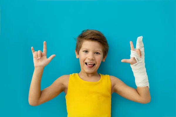 Niño Con Yeso Mano Copiar Espacio —  Fotos de Stock