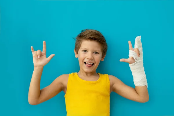 Uma Criança Com Gesso Mão Espaço Cópia — Fotografia de Stock