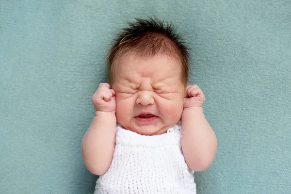 Ritratto di pianto neonato. emozioni di malcontento. coliche. — Foto Stock
