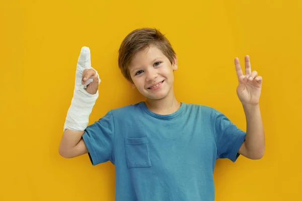 Uma criança com um gesso na mão. Espaço de cópia — Fotografia de Stock