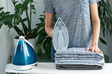 Giysileri ütülüyorum. Ev ödevi. Evin bakımının sorumlulukları. Buharlı gemi..