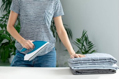 Giysileri ütülüyorum. Ev ödevi. Evin bakımının sorumlulukları. Buharlı gemi..