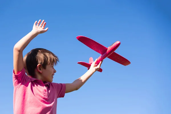 Chłopiec Bawiący Się Czerwonym Samolotem Niebie Happy Gry Dla Dzieci — Zdjęcie stockowe