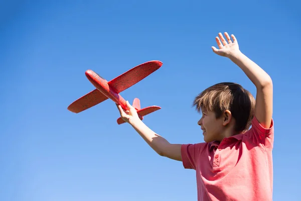 Chłopiec Bawiący Się Czerwonym Samolotem Niebie Happy Gry Dla Dzieci — Zdjęcie stockowe