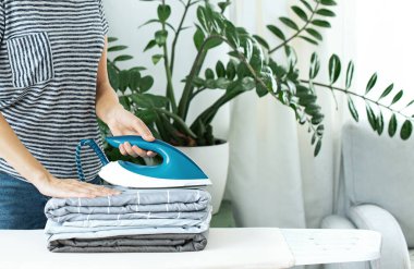 Giysileri ütülüyorum. Ev ödevi. Evin bakımının sorumlulukları. Buharlı gemi..