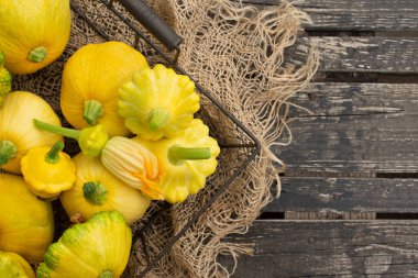 Patisson, Squash, kabak şeklinde kabak, ahşap arka planda çiğ sebze.