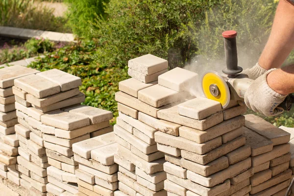 Master Zagen Plaveien Platen Met Een Slijpmachine Stof — Stockfoto