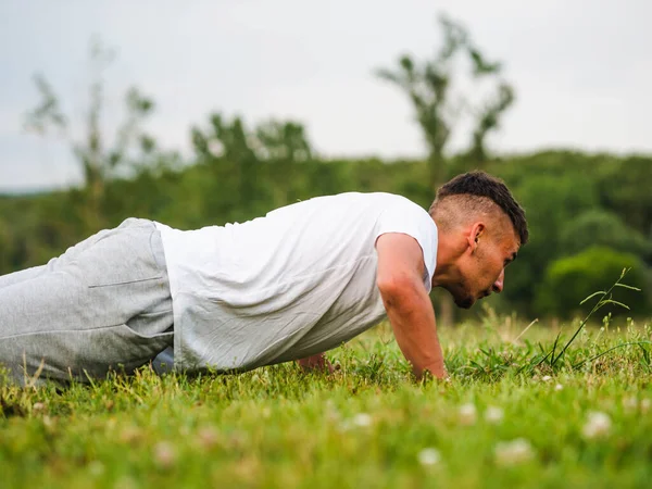 一个白人男子在公园里做运动的肤浅镜头 — 图库照片