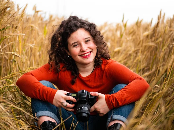 Малий Фокус Знімок Красивої Молодої Жінки Професійною Фотокамерою — стокове фото