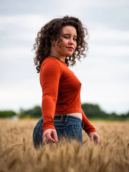 Неглибокий Фокус Знімок Красивої Привабливої Жінки Позує Камеру Пшеничному Полі — стокове фото