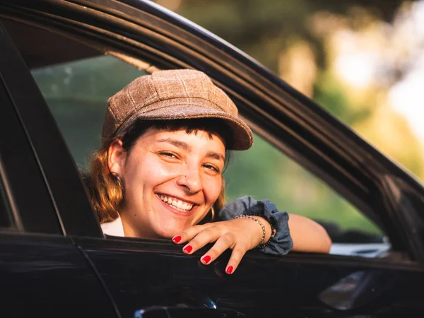 Картина Брюнетки Жінки Чорному Автомобілі Дивовижною Посмішкою — стокове фото
