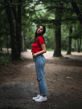 Genç bayan yürüyüşçü ormanda dinleniyor.