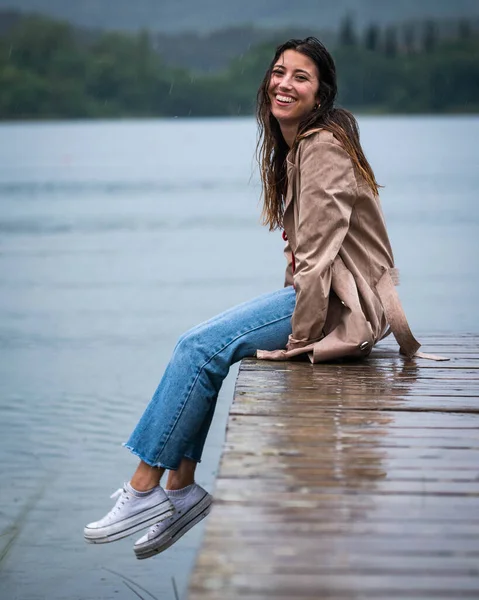 Молода Жінка Сидить Дерев Яному Пірсі Під Дощем Прекрасному Озері — стокове фото