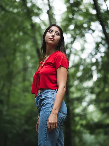 Genç bayan yürüyüşçü ormanda dinleniyor.