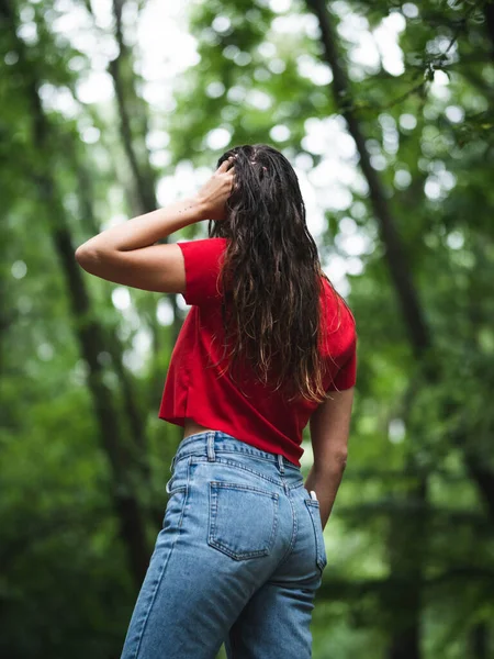 Genç bayan yürüyüşçü ormanda dinleniyor.