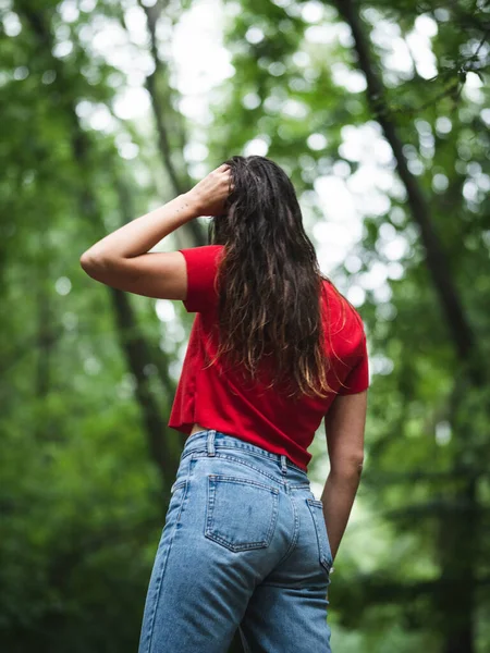 Молода Жінка Пішки Розслабляється Лісі — стокове фото