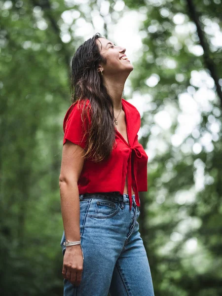 Genç bayan yürüyüşçü ormanda dinleniyor.