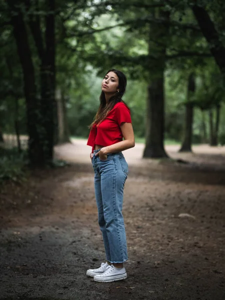 Молода Жінка Пішки Розслабляється Лісі — стокове фото
