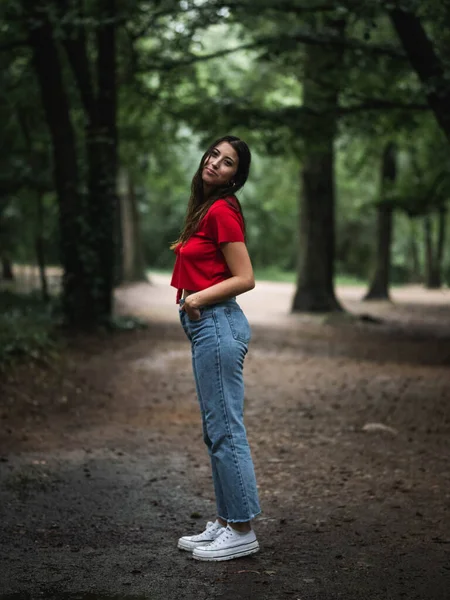 Genç bayan yürüyüşçü ormanda dinleniyor.