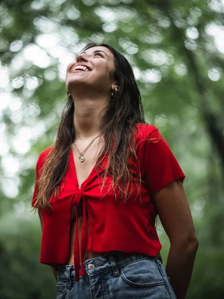 Genç bayan yürüyüşçü ormanda dinleniyor.