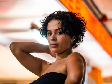 Güzel Brezilyalı kadın kameraya poz veriyor.