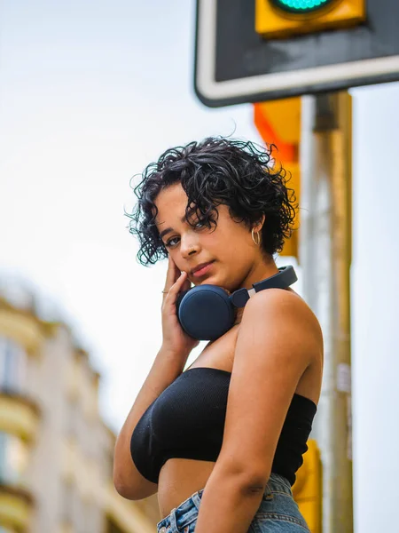 Бразильська Жінка Навушниками Вулиці Жінка Сидить Даху Сучасним Будинком Задньому — стокове фото
