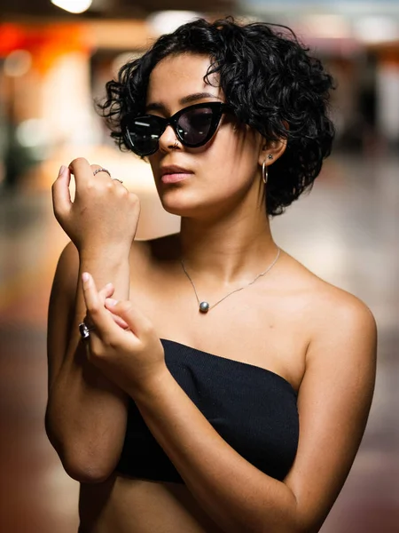 Стильна Молода Жінка Сонцезахисними Окулярами Стильна Жіноча Модель Яскравим Макіяжем — стокове фото